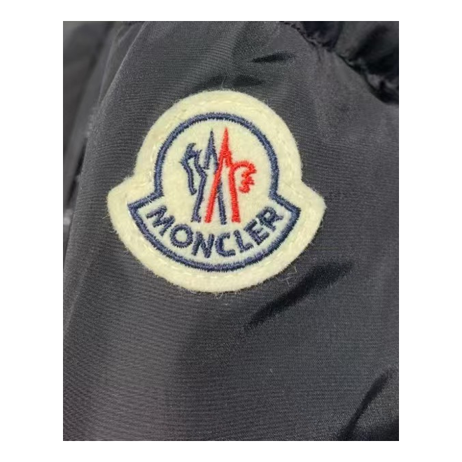 Moncler Drawstring-Hood Fitted Puffer Jacket – Adjustable Hood Tailored Fit Premium Down